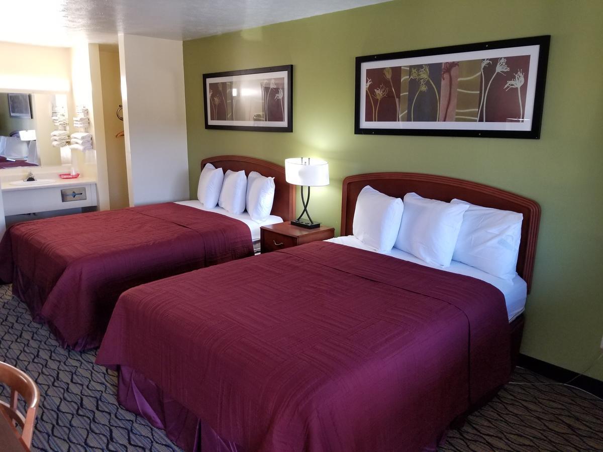 Economy Inn & Suites Cedar Lake Extérieur photo