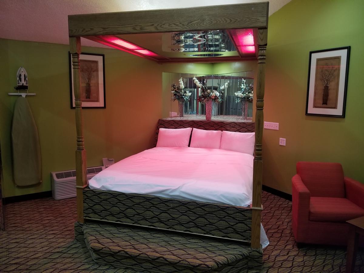 Economy Inn & Suites Cedar Lake Extérieur photo